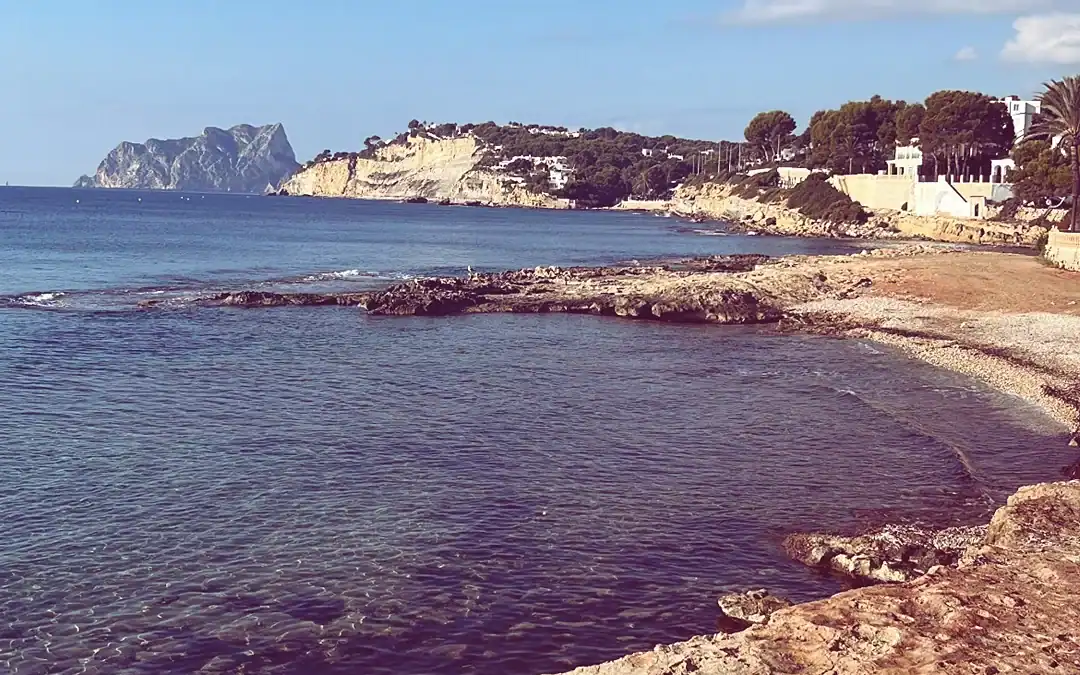 Cala l'Andragó bij Moraira, rotsbaai met beachbars