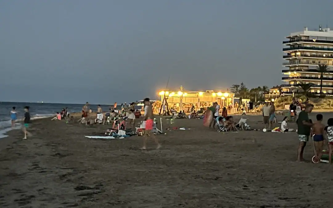 Strand van Denia bij zonsondergang met een chiringuito