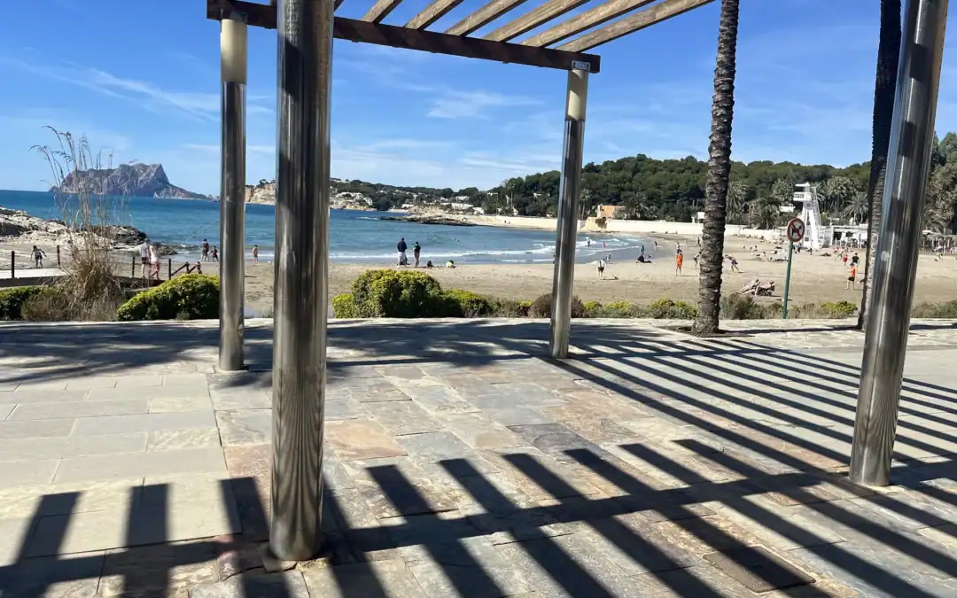 Playa de l'Ampolla in Moraira, breed zandstrand
