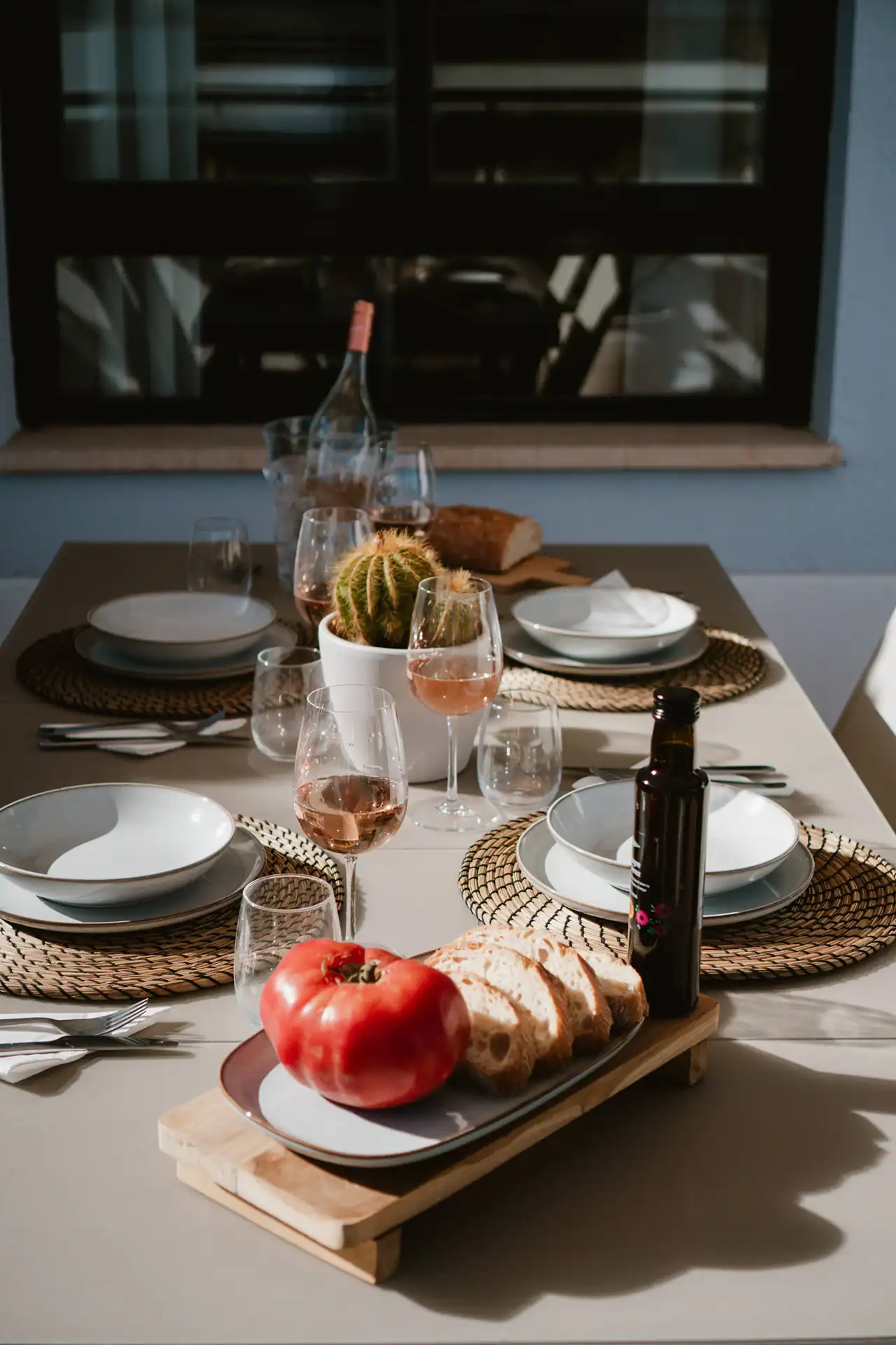 taupe kleur tafel met borden, bestek en cactus