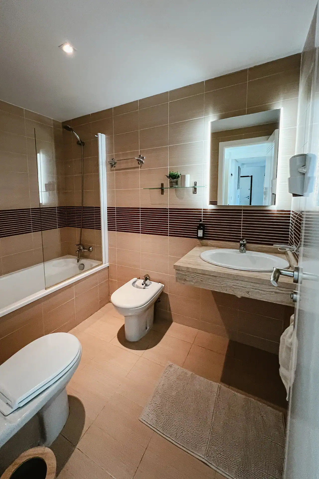 badkamer met douche, toilet en bad