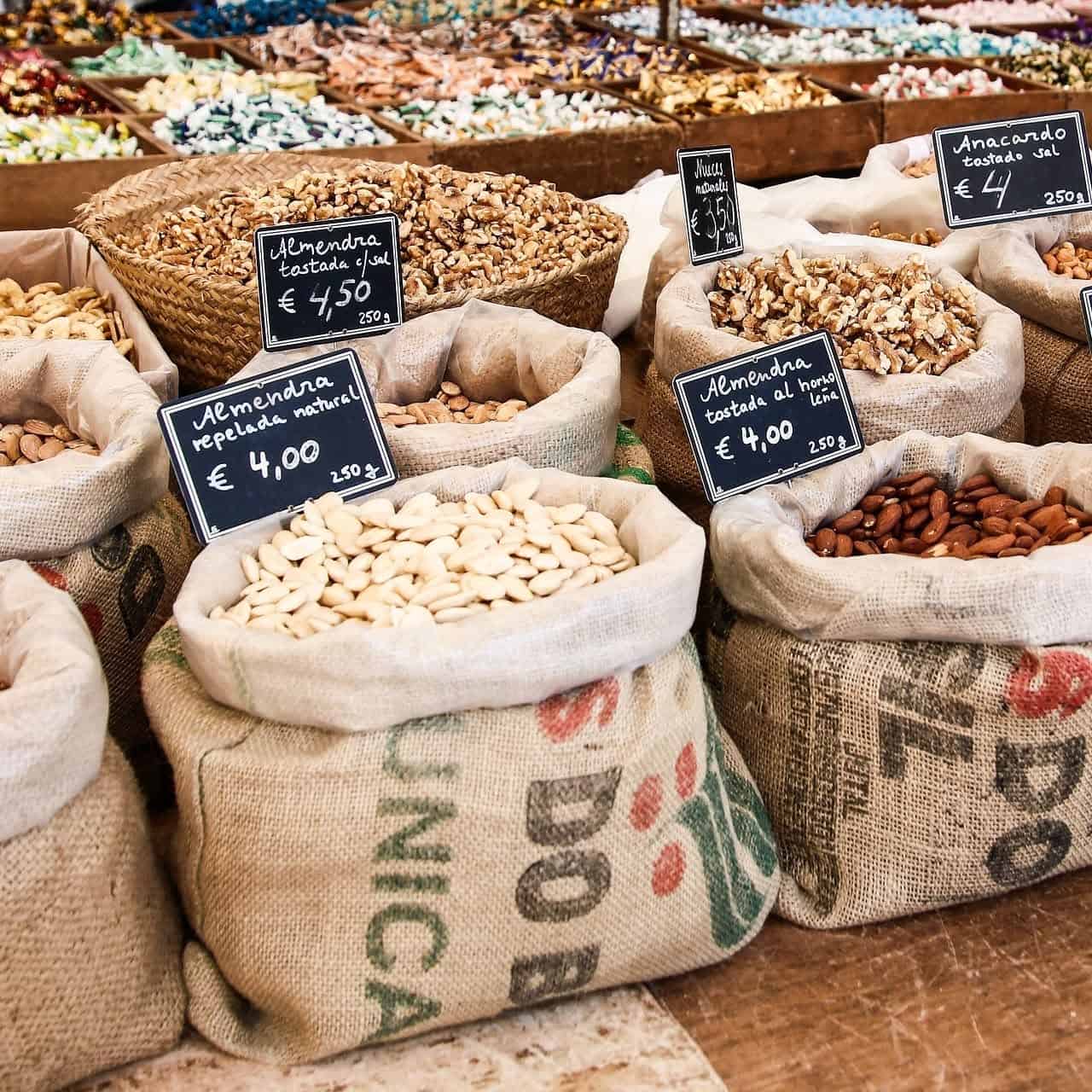 jutte balen met noten op de weekmarkt van Moraira