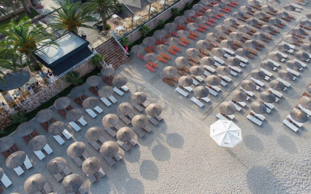 Beach clubs bij Moraira: ligbedden, zwembad en bediening