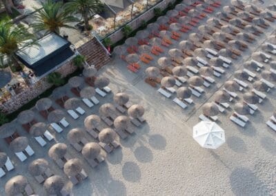 Beach clubs bij Moraira: ligbedden, zwembad en bediening