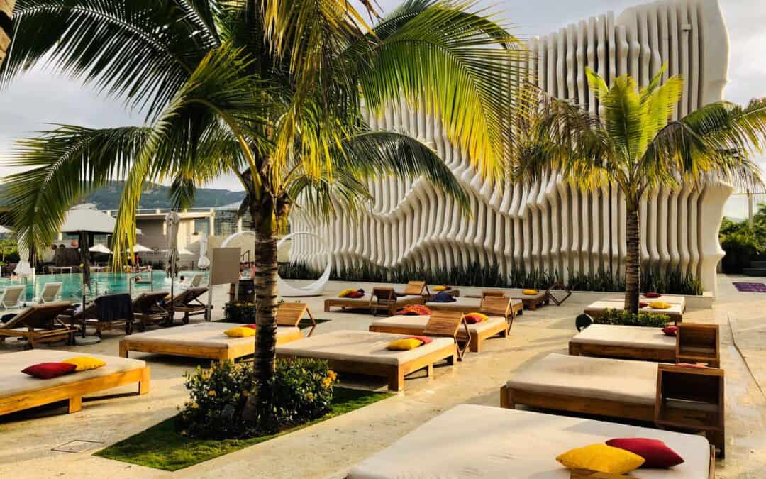 Soluna Beach Jávea: zwembad, speeltuin en sport op groot scherm