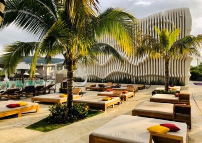 Soluna Beach Jávea: zwembad, speeltuin en sport op groot scherm